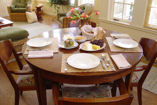 Mẫu bàn ăn gỗ tự nhiên đẹp mang nhiều sắc thái khác nhau được khiến từ các chất liệu như gỗ tình cờ