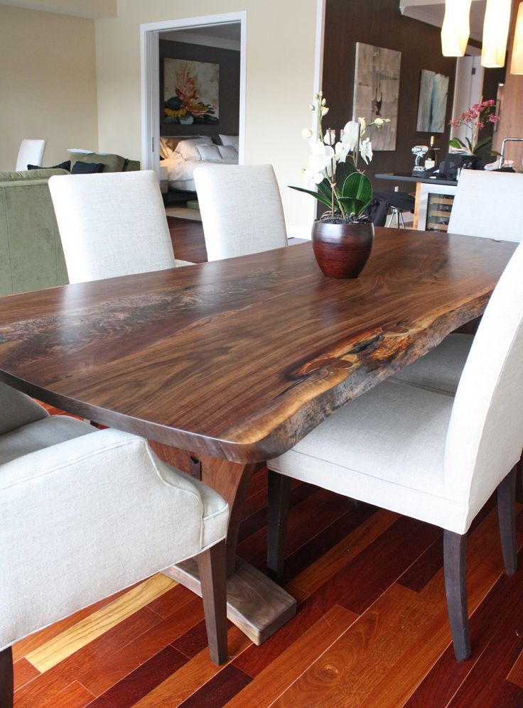 Mẫu bàn ăn gỗ tự nhiên đẹp mang nhiều sắc thái khác nhau được khiến từ các chất liệu như gỗ tình cờ